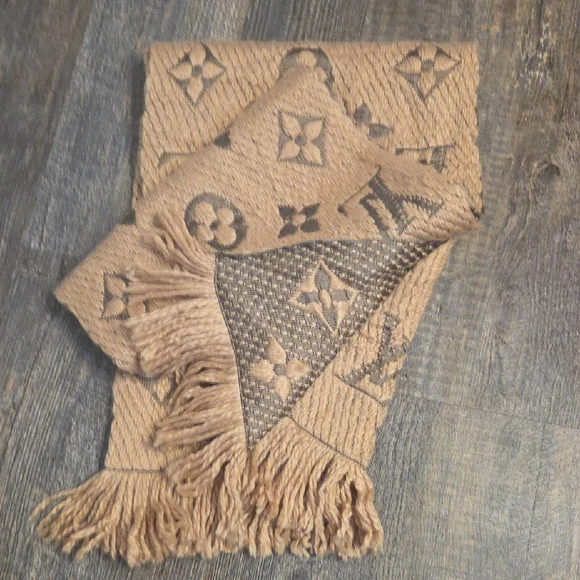 Louis Vuitton Beige and Silver Scarf - Picture 3 of 15